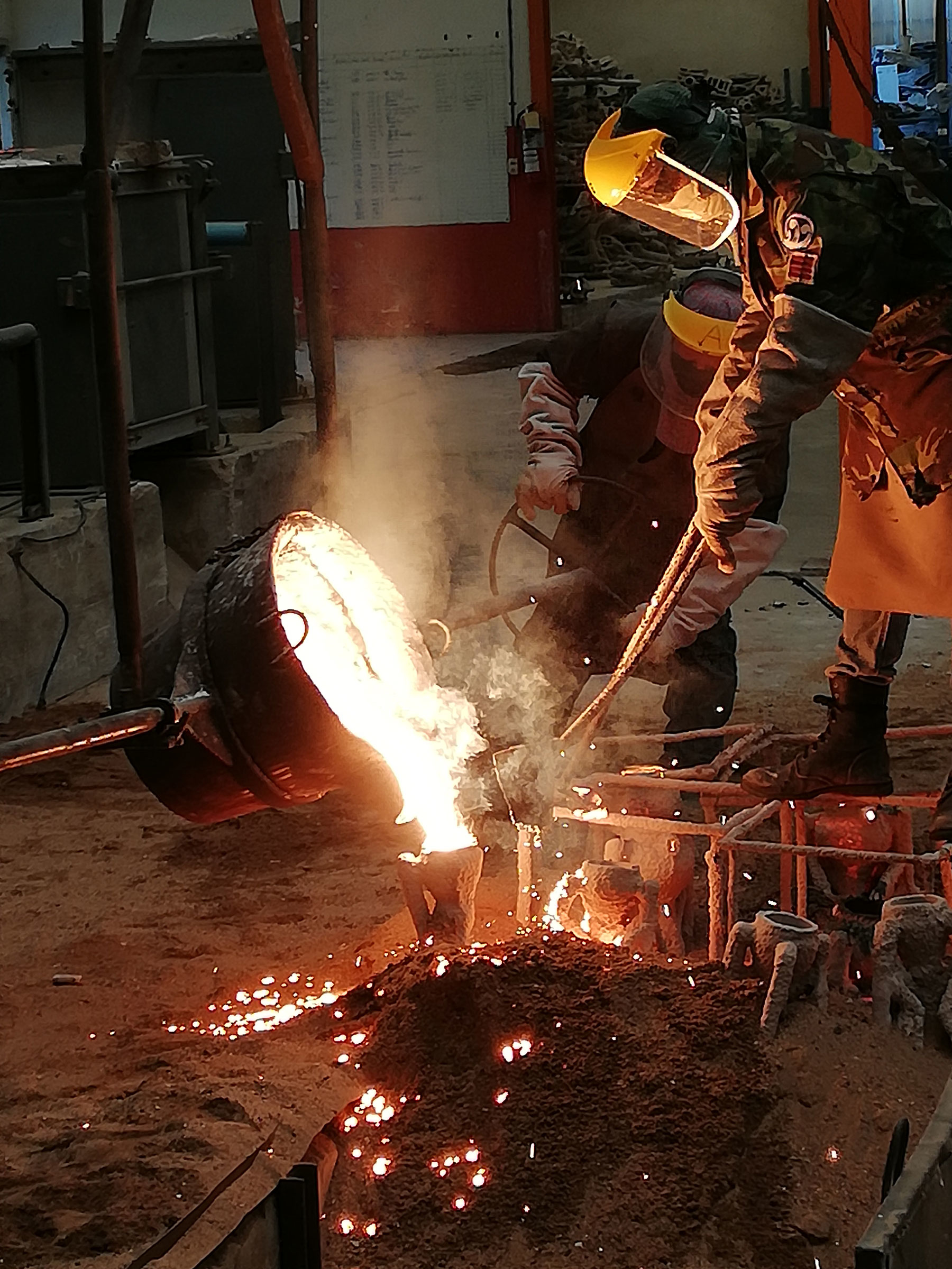 French sculptor Val - Valérie Goutard - in bronze foundry in Thailand with Sculptureval