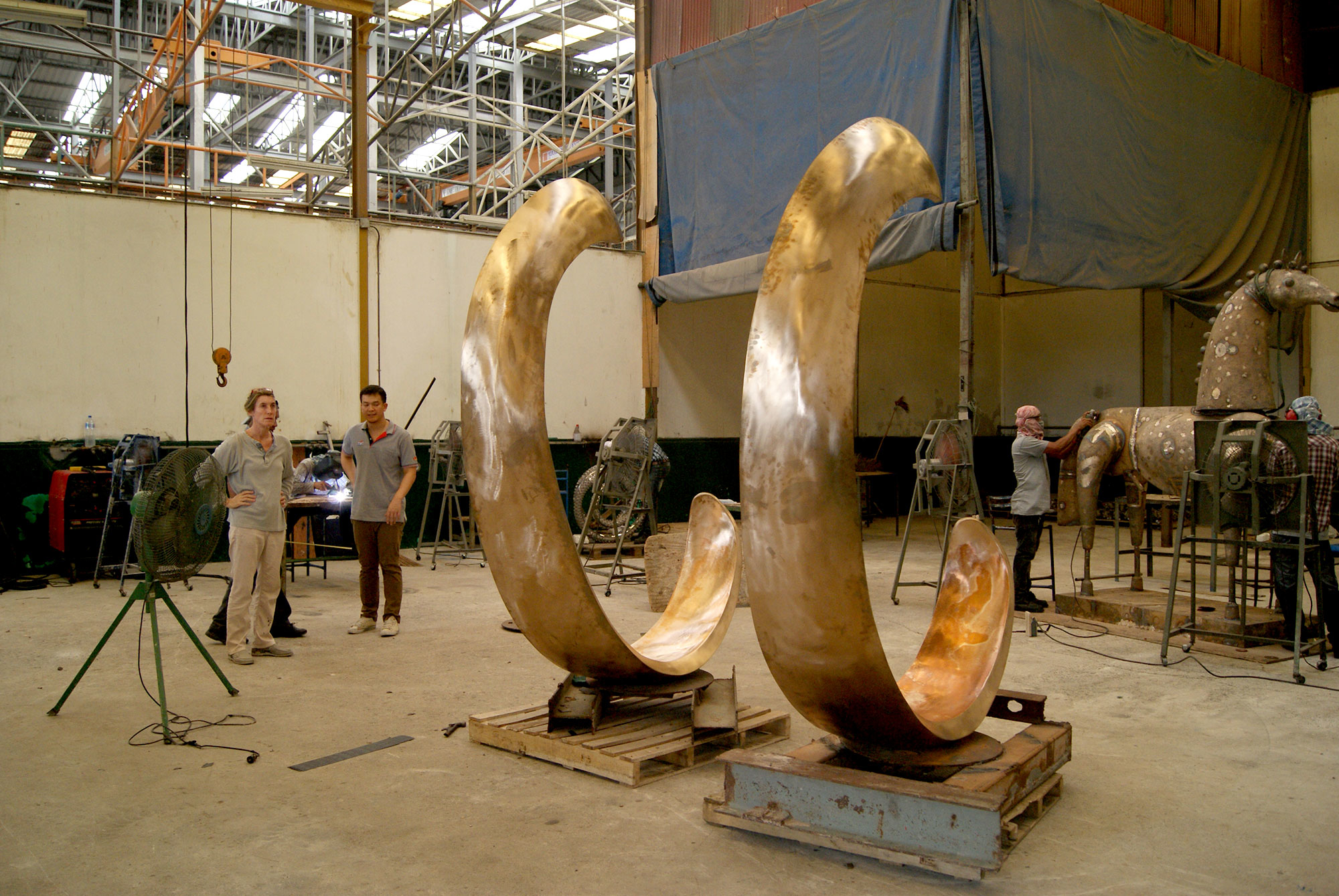 French sculptor Val - Valérie Goutard - in bronze foundry in Thailand with “Inle balance II” with Sculptureval