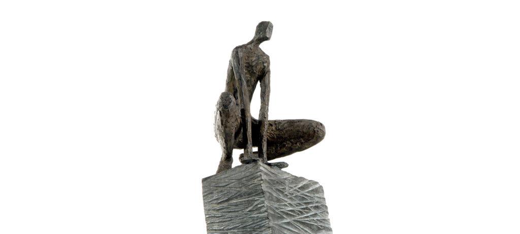 Crouching man on high square pedestal de la sculpteure française Val – Valérie Goutard – avec Sculptureval