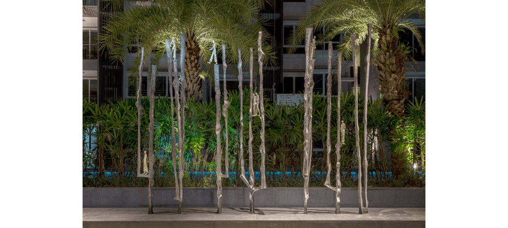 Footsteps II de la sculpteure française Val – Valérie Goutard – avec Sculptureval à Sorrento Residence à Singapour