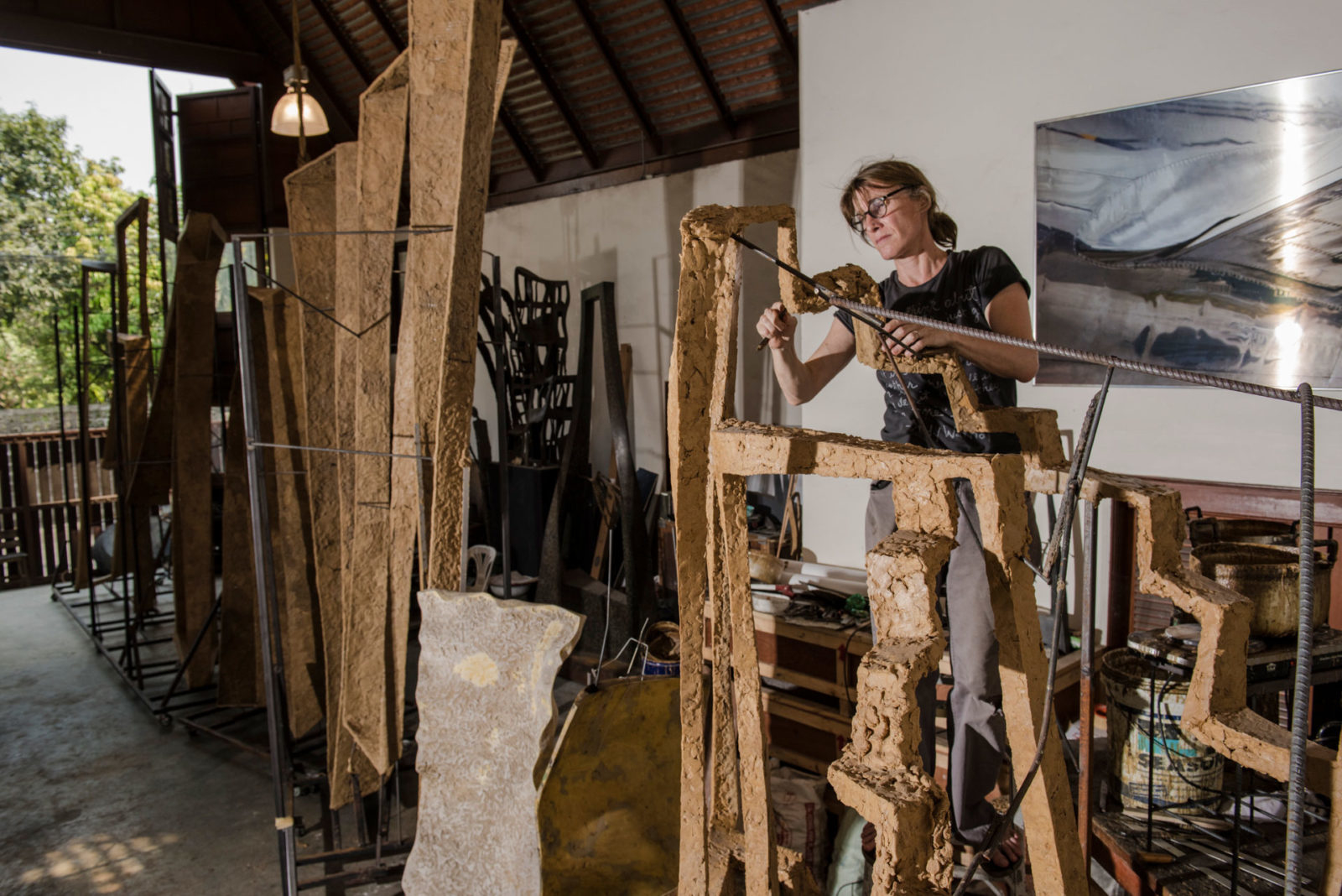 La sculpteure française Val - Valérie Goutard - dans le studio de Bangkok travaillant sur Du chaos à la sagesse – avec Sculptureval