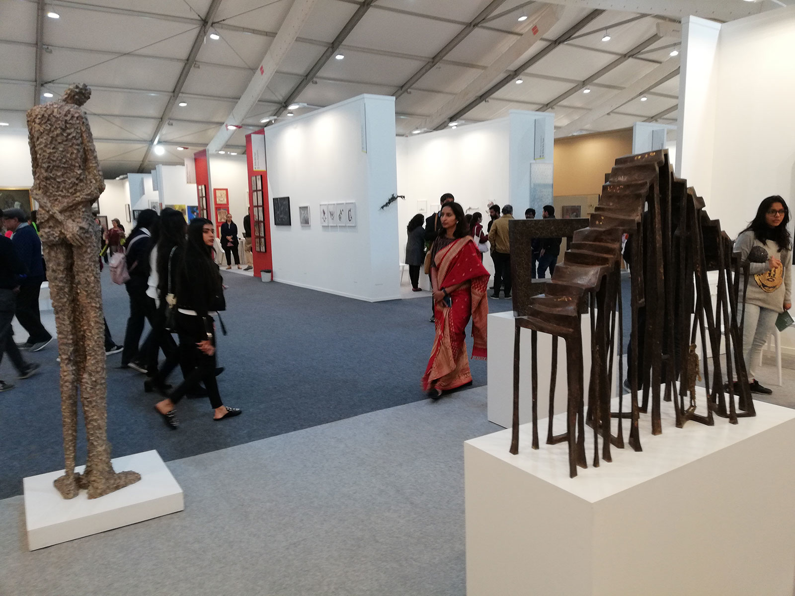 La sculpteure française Val - Valérie Goutard - avec REDSEA Gallery à India Art Fair avec Sculptureval